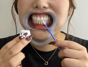 専用のホワイトニングジェルを塗る